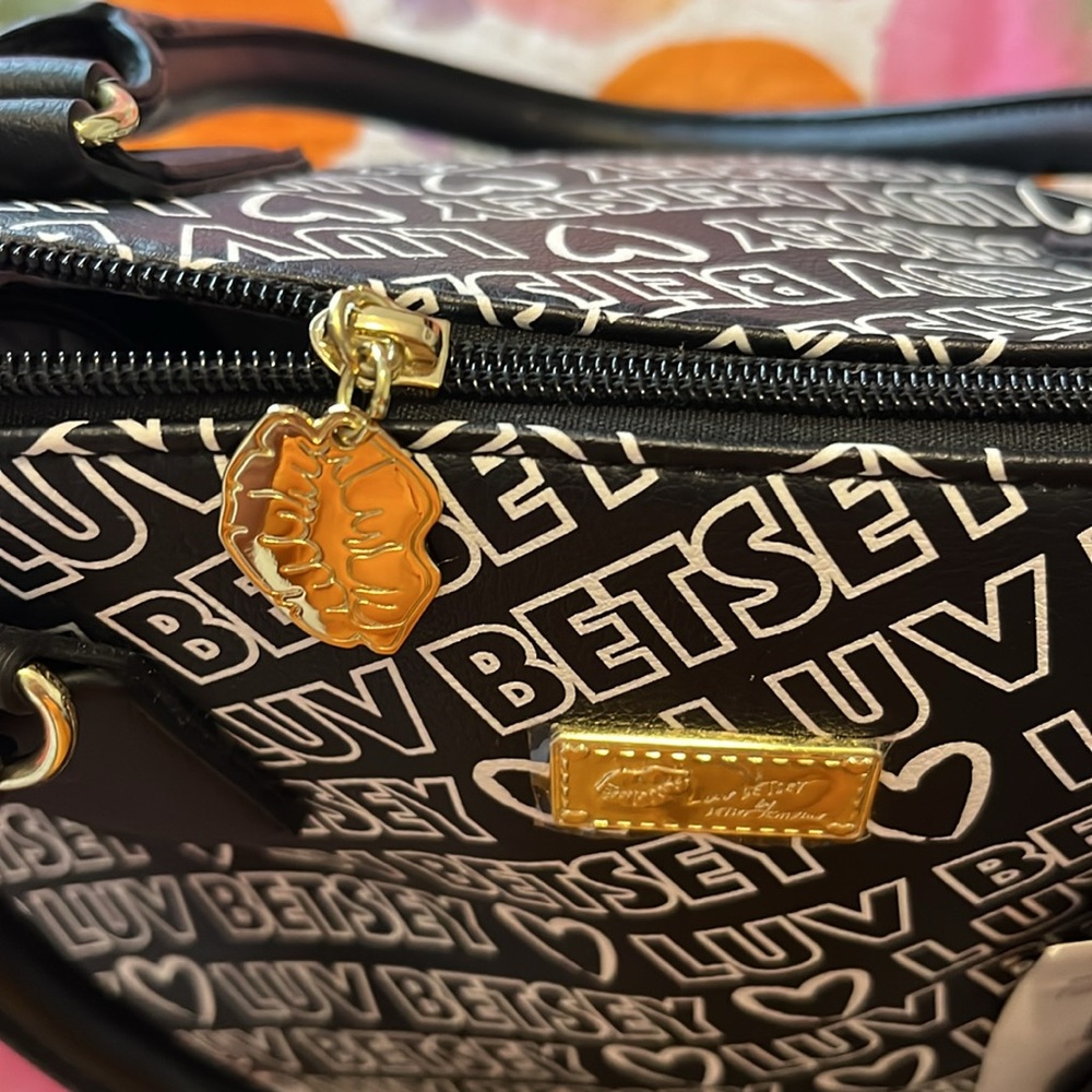 Betsey Johnson LBKAYLEE Satchel. - Picture 10 of 10
